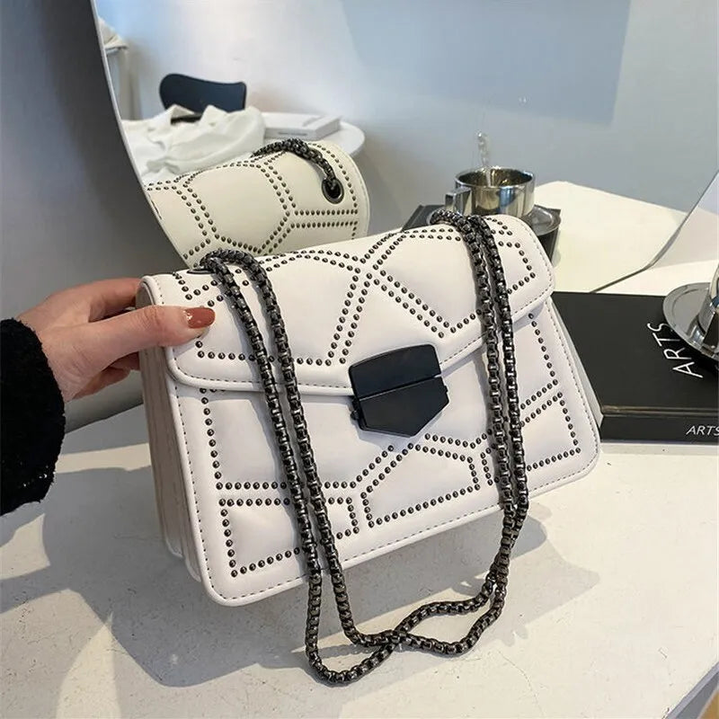 Bolso de Cuero Mary | Cadena Convertible y Relieve Tridimensional