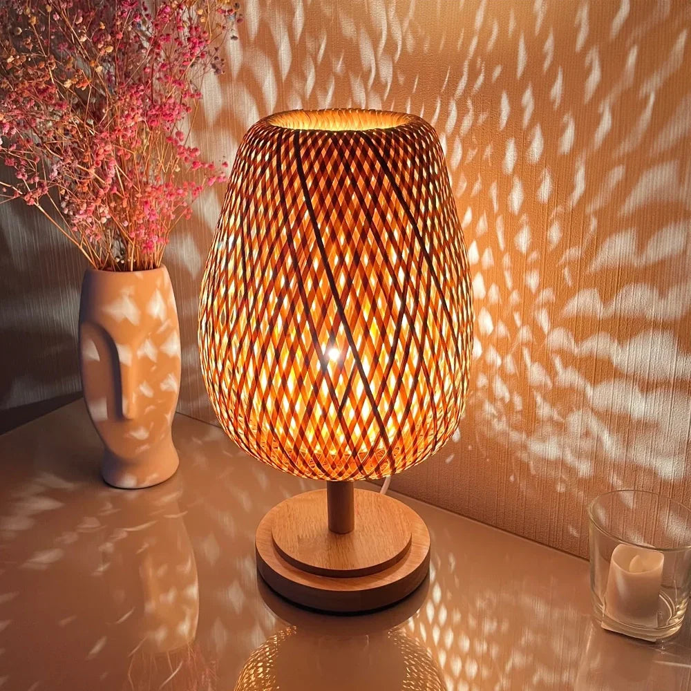 Lámpara de Mesa de Bambú Artesanal Diseño Sostenible y Zen