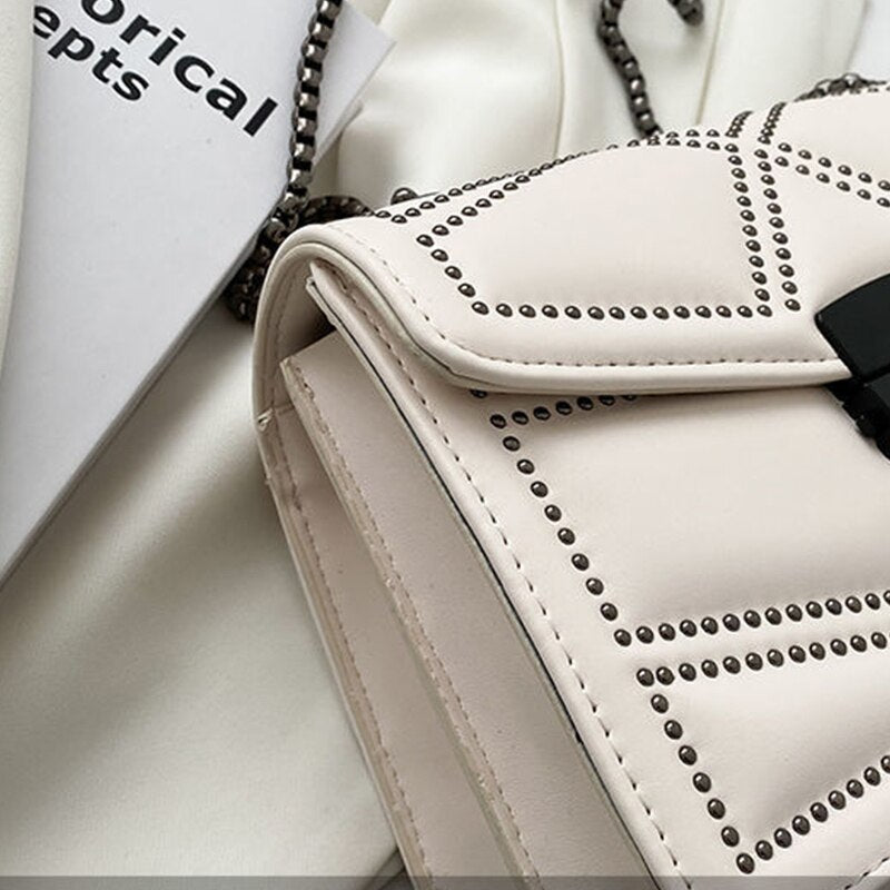 Bolso de Cuero Mary | Cadena Convertible y Relieve Tridimensional