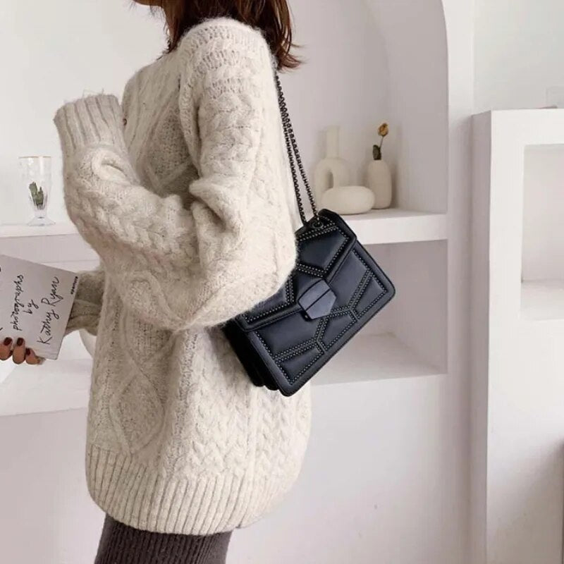 Bolso de Cuero Mary | Cadena Convertible y Relieve Tridimensional